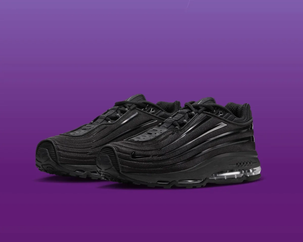 Black Nike Air Max sneakers featuring a ribbed upper and visible air cushioning in the sole.