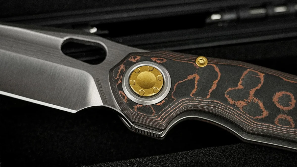 Vosteed Thunderbird V with pivot lock and M390 steel blade